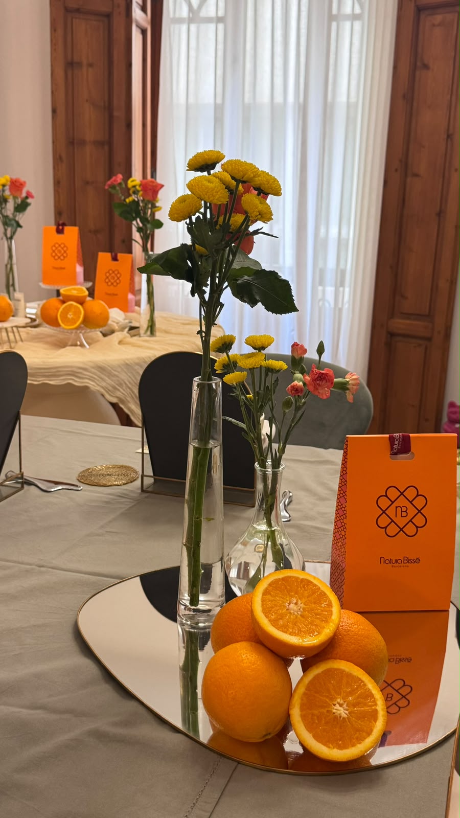 Detalles y ambiente glamour de una experiencia de belleza para grupos en Murcia